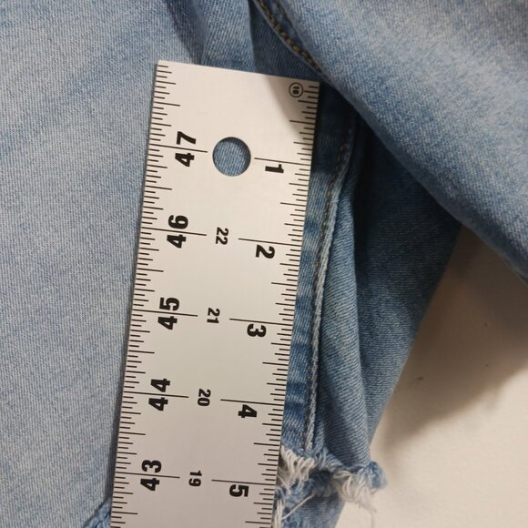 Levi's Signature Mid Rise Denim Jean Shorts, Lt. Wash, Distressed Size 12 - W31 - Picture 13 of 15